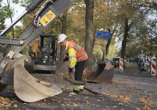 Medewerkers van Stedin gebruiken graafmachine